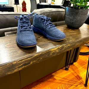 A beautiful pair size 11, all bird shoes, blue wool .